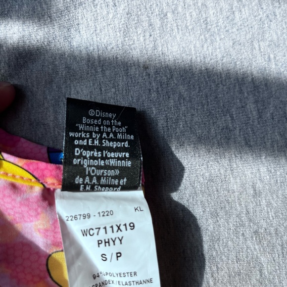 S/XS Winnie the Pooh pink scrub top never worn brand new - Picture 2 of 3